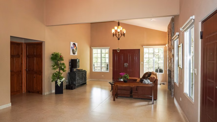 Casa Moderna y Luminosa de Tres Niveles en Venta en El Valle