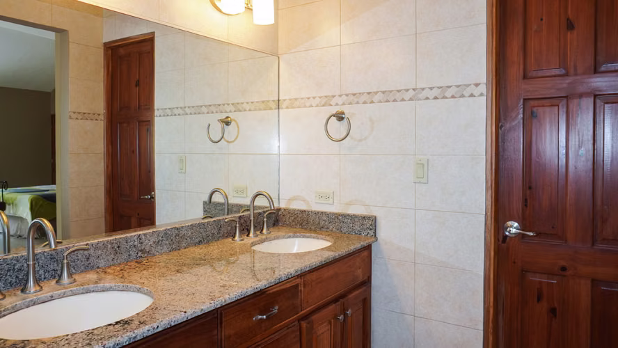 Casa Moderna y Luminosa de Tres Niveles en Venta en El Valle