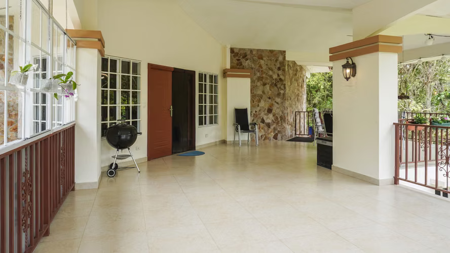 Casa Moderna y Luminosa de Tres Niveles en Venta en El Valle