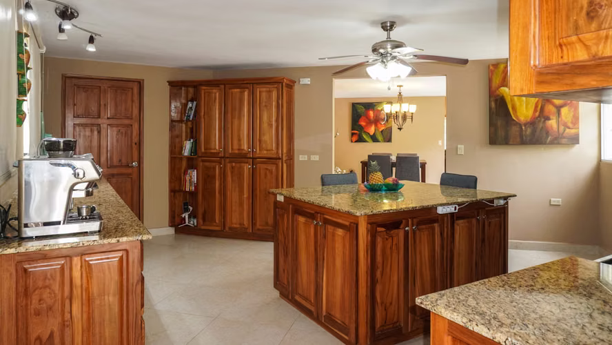 Casa Moderna y Luminosa de Tres Niveles en Venta en El Valle