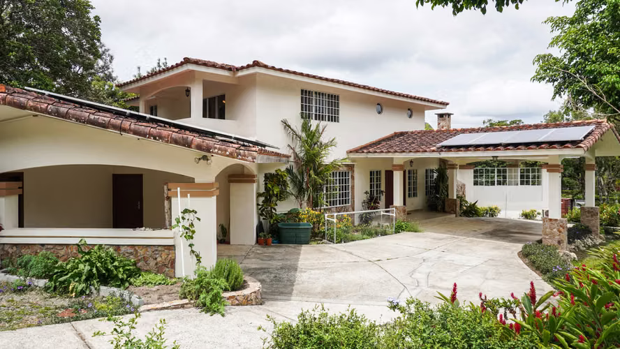 Casa Moderna y Luminosa de Tres Niveles en Venta en El Valle
