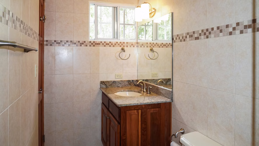 Casa Moderna y Luminosa de Tres Niveles en Venta en El Valle