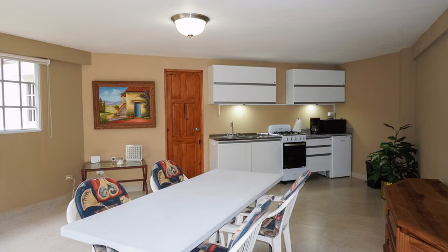 Casa Moderna y Luminosa de Tres Niveles en Venta en El Valle