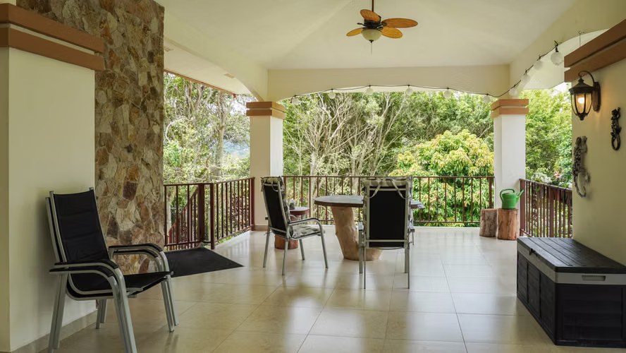 Casa Moderna y Luminosa de Tres Niveles en Venta en El Valle
