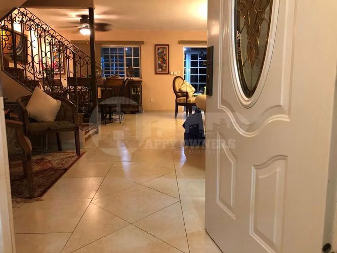 Venta de Casa Amoblada en Villas de Howard. MY