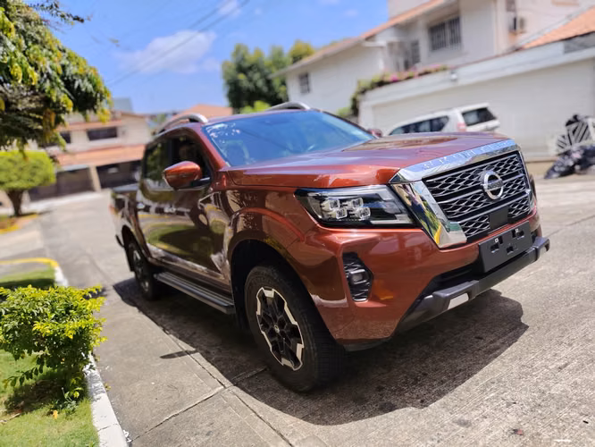 NISSAN NP AUTOMÁTICA 4X4 NEGOCIABLE - Imagen 2