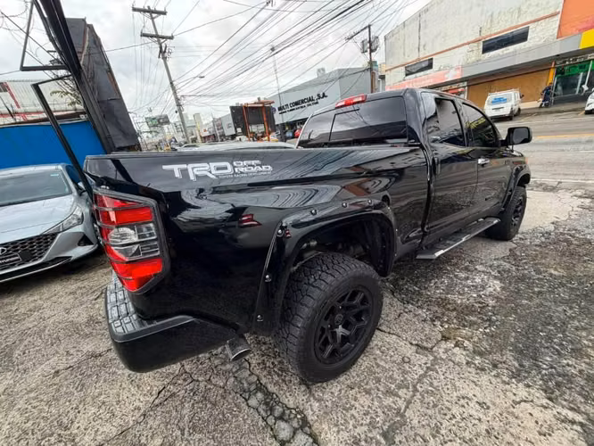 TOYOTA TUNDRA TRD V8 AÑO 2016 AUTOMÁTICO  UNICO DUEÑO 2 LLAVES MAS DE 30K EN ACCESORIOS