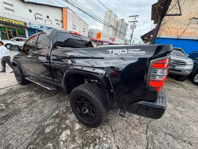 TOYOTA TUNDRA TRD V8 AÑO 2016 AUTOMÁTICO  UNICO DUEÑO 2 LLAVES MAS DE 30K EN ACCESORIOS