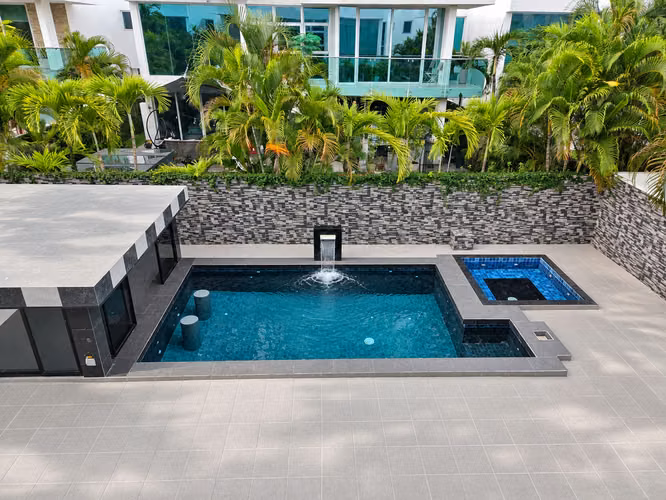 Costa Esmeralda | Piscina privada + jacuzzi + área social - Imagen 2