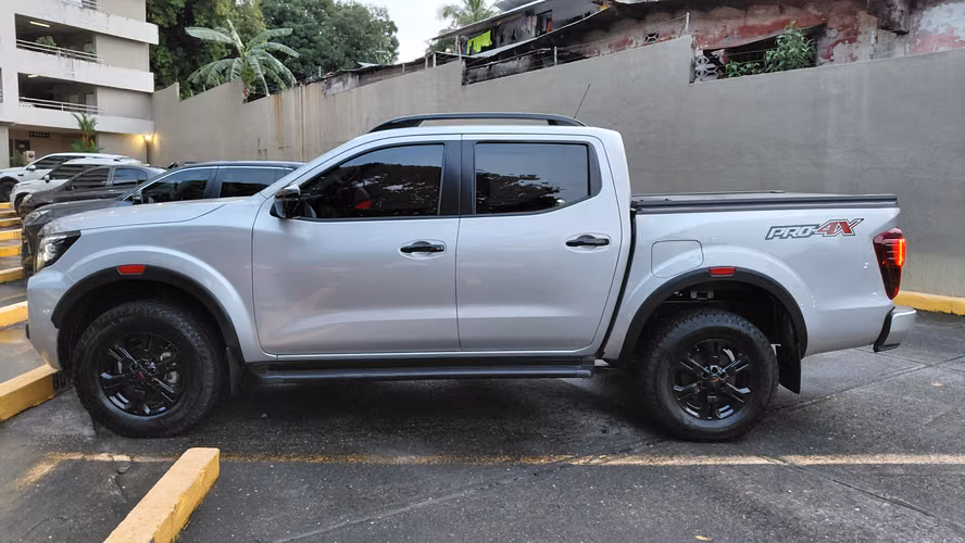 VENDO NISSAN FRONTIER PRO 4X AÑO 2023 IMPECABLE CON GARANTIA DE AGENCIA - Imagen 1