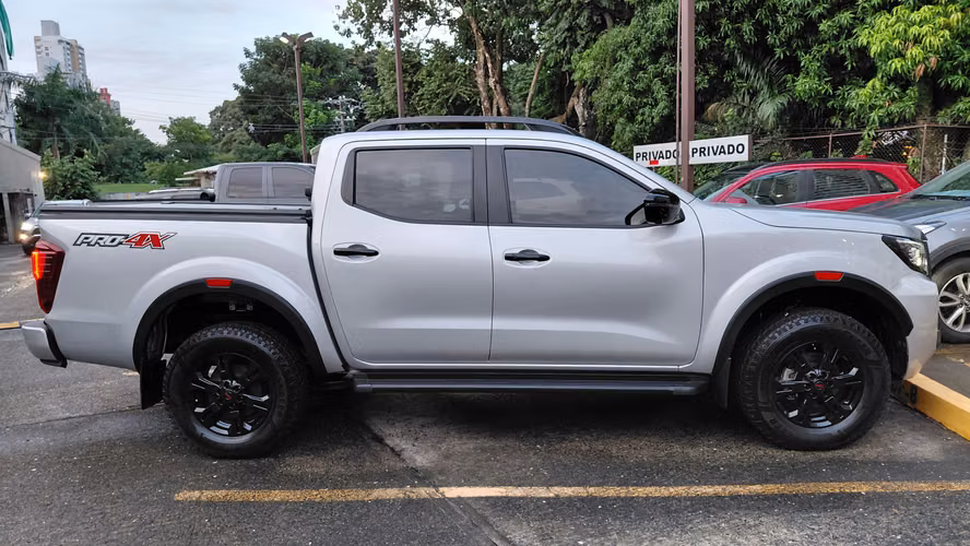 VENDO NISSAN FRONTIER PRO 4X AÑO 2023 IMPECABLE CON GARANTIA DE AGENCIA - Imagen 2