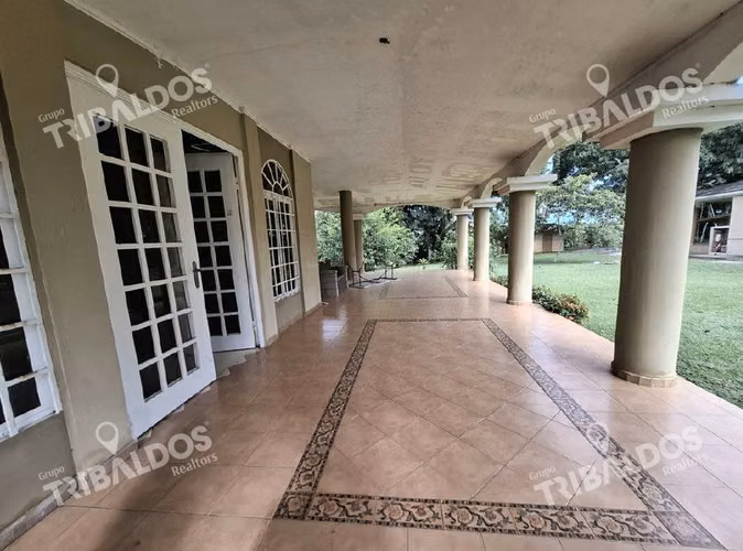 Venta de Casa Dos Niveles  con terreno en La Chorrera