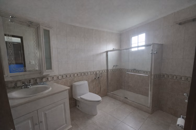 Venta de Casa Dos Niveles  con terreno en La Chorrera