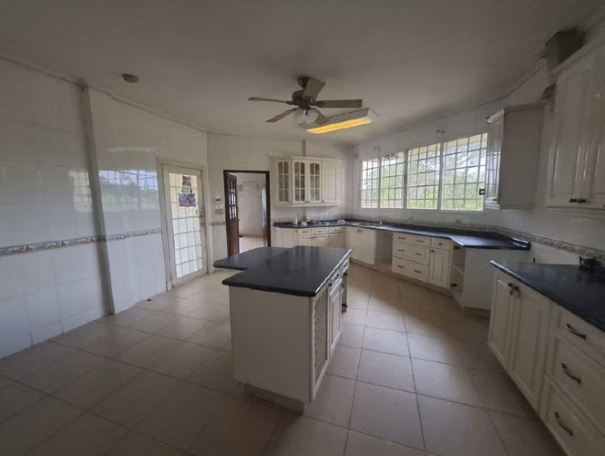 Venta de Casa Dos Niveles  con terreno en La Chorrera