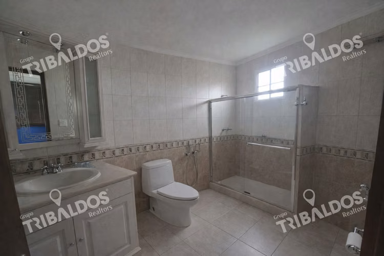 Venta de Casa Dos Niveles  con terreno en La Chorrera