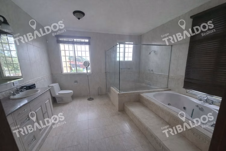 Venta de Casa Dos Niveles  con terreno en La Chorrera