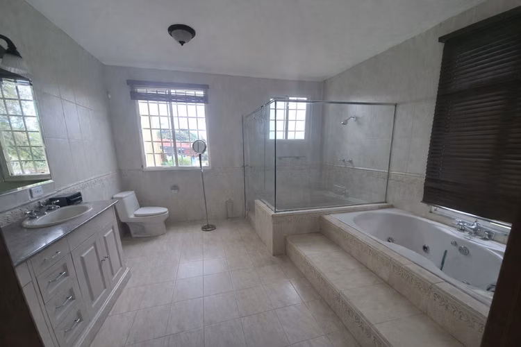 Venta de Casa Dos Niveles  con terreno en La Chorrera
