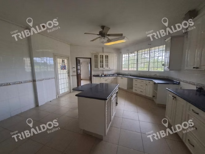 Venta de Casa Dos Niveles  con terreno en La Chorrera