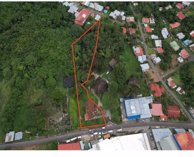 Venta de Casa Dos Niveles  con terreno en La Chorrera