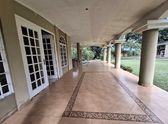 Venta de Casa Dos Niveles  con terreno en La Chorrera