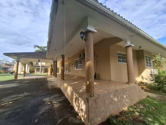 Venta de Casa tipo Chalet con Terreno en La Chorrera - Imagen 6