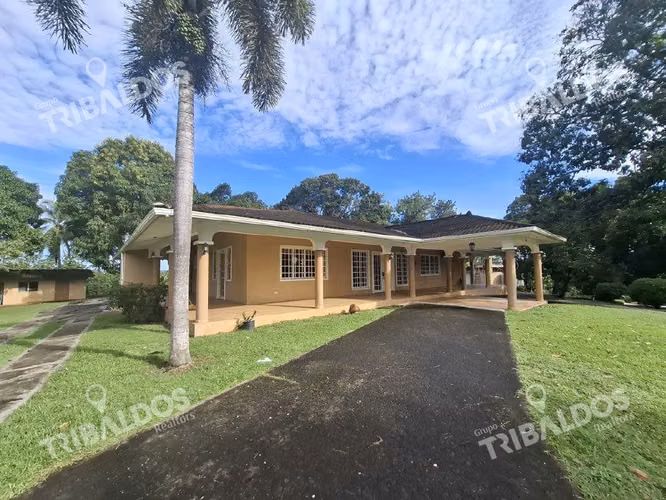 Venta de Casa tipo Chalet con Terreno en La Chorrera
