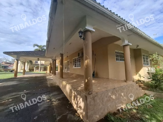 Venta de Casa tipo Chalet con Terreno en La Chorrera