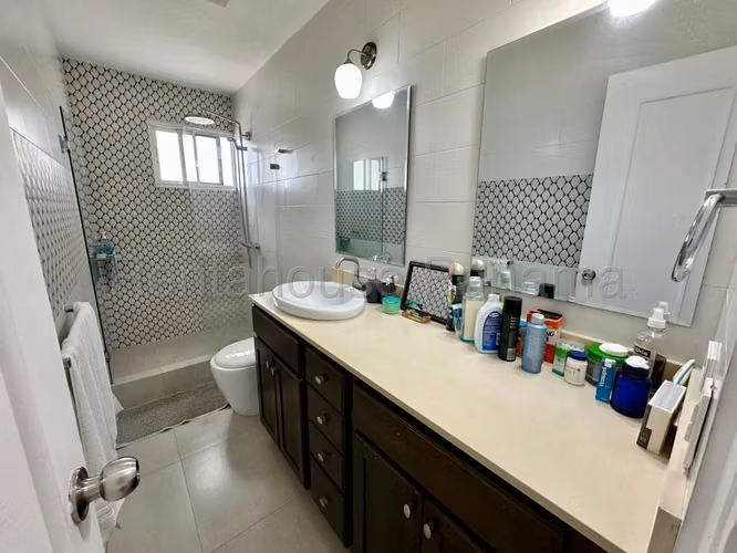 Vendo Apartamento de 191m2 en Altos del Golf Villa Gabriela 27-2145SRZ