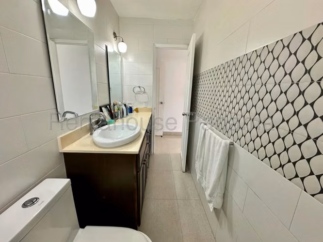 Vendo Apartamento de 191m2 en Altos del Golf Villa Gabriela 27-2145SRZ