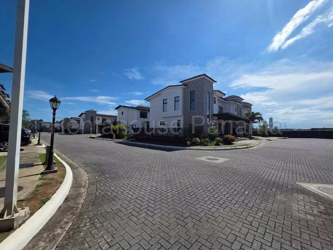 Vendo Casa de 172m2 en Costa Sur Costa Linda 27-2169SRZ