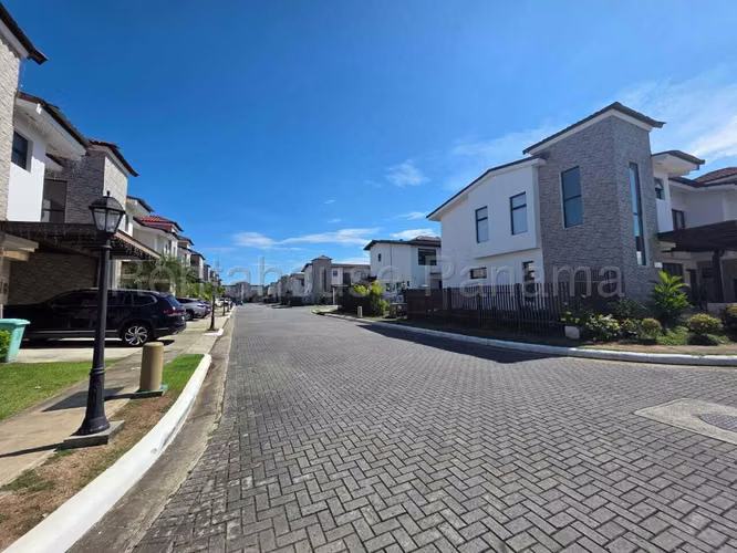 Vendo Casa de 172m2 en Costa Sur Costa Linda 27-2169SRZ