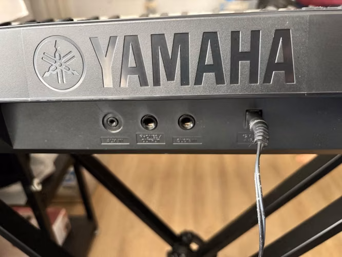 Piano Yamaha PSR-E273 con soporte - Imagen 5