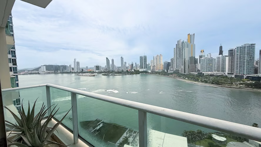 Apartamento Clásico, Bien Construido con Vista al Mar en Venta en P.H. Peninsula