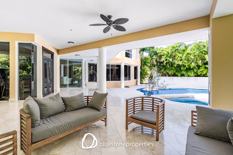Altos del Golf – Patio y Piscina – 909mts2 – 1,600,000
