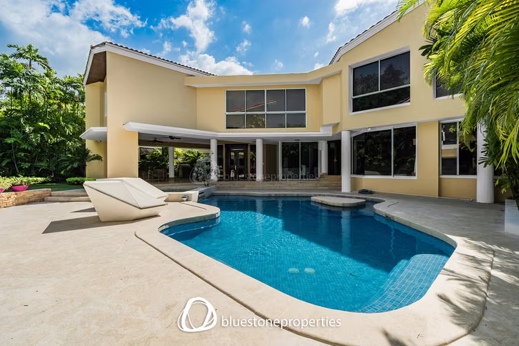 Altos del Golf – Patio y Piscina – 909mts2 – 1,600,000