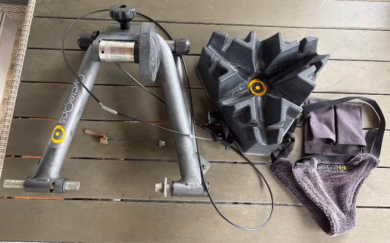 Rodillo de entrenamiento CycleOps con accesorios – $55