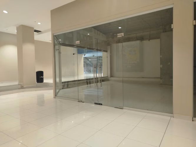 SE ALQUILAN ESPACIOS DE 50 m2 EN MEGAMALL