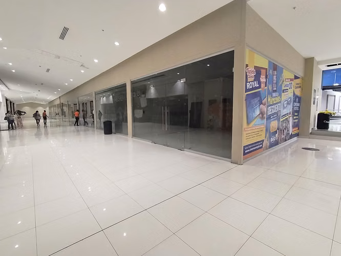SE ALQUILAN ESPACIOS DE 50 m2 EN MEGAMALL