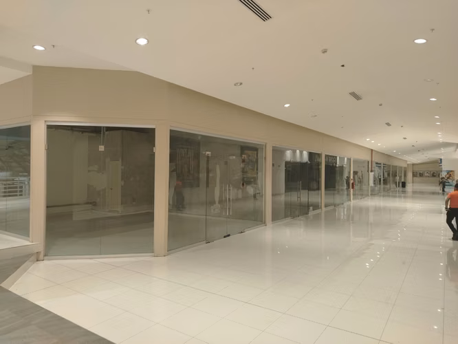 SE ALQUILAN ESPACIOS DE 50 m2 EN MEGAMALL