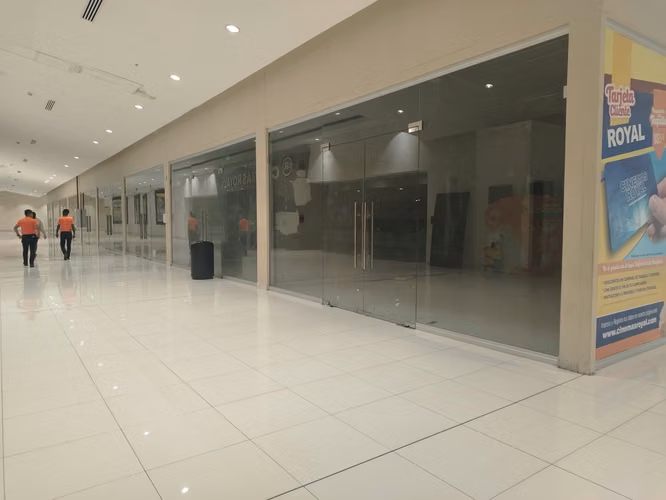 SE ALQUILAN ESPACIOS DE 50 m2 EN MEGAMALL