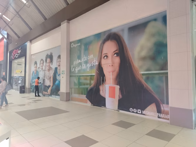SE ALQUILAN LOCALES EN MEGAMALL, CON VISIBILIDAD