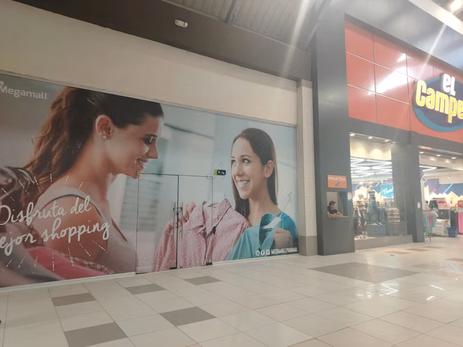 SE ALQUILAN LOCALES EN MEGAMALL, CON VISIBILIDAD
