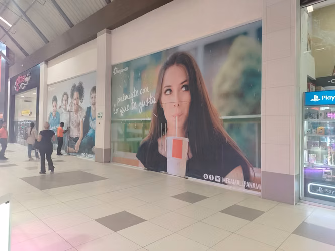 SE ALQUILAN LOCALES EN MEGAMALL, CON VISIBILIDAD