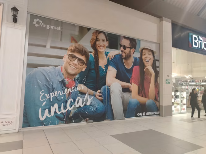 SE ALQUILAN LOCALES EN MEGAMALL, CON VISIBILIDAD