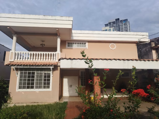 Dúplex reposeída  en Las Lomas de Hato Pintado/ OFREZCA 