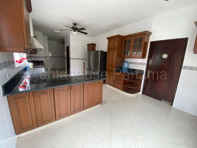 Vendo Casa de 900m2 en Costa del Este Costa Serena 27-2201SRZ