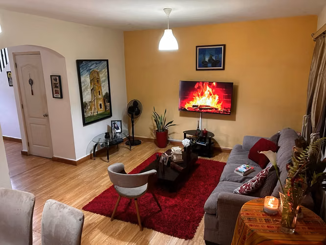 Se alquila casa en Versalles.