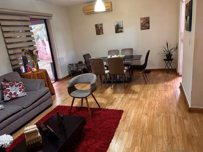 Se alquila casa en Versalles.
