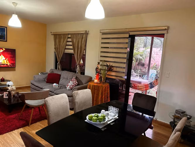 Se alquila casa en Versalles.