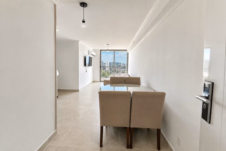 Furnished 2-bedroom apartment in 12 de Octubre with a balcony and close to the metro.